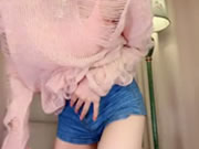 苗條牛仔短褲女跳騷舞慢慢脫掉衣服